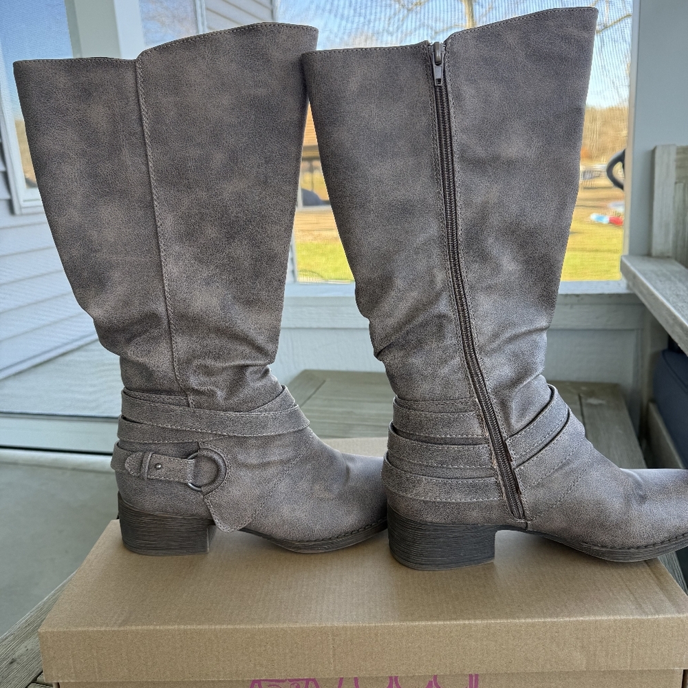 Sugar Taupe Wide Calf Tall Boots. Size 7.5 Wide. Great Condition. Smoke Free Hom